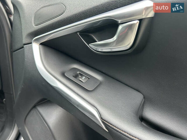 Черный Вольво В40, объемом двигателя 2 л и пробегом 265 тыс. км за 13200 $, фото 12 на Automoto.ua