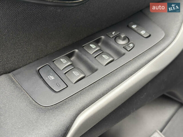 Чорний Вольво V40, об'ємом двигуна 1.98 л та пробігом 228 тис. км за 11700 $, фото 6 на Automoto.ua