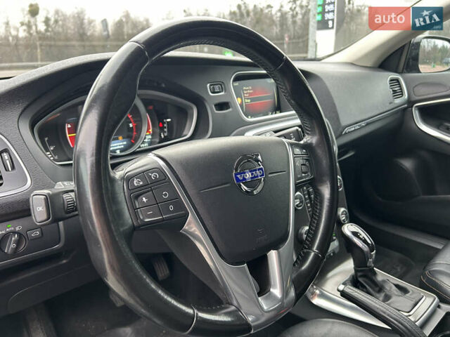 Черный Вольво В40, объемом двигателя 2 л и пробегом 265 тыс. км за 13200 $, фото 7 на Automoto.ua