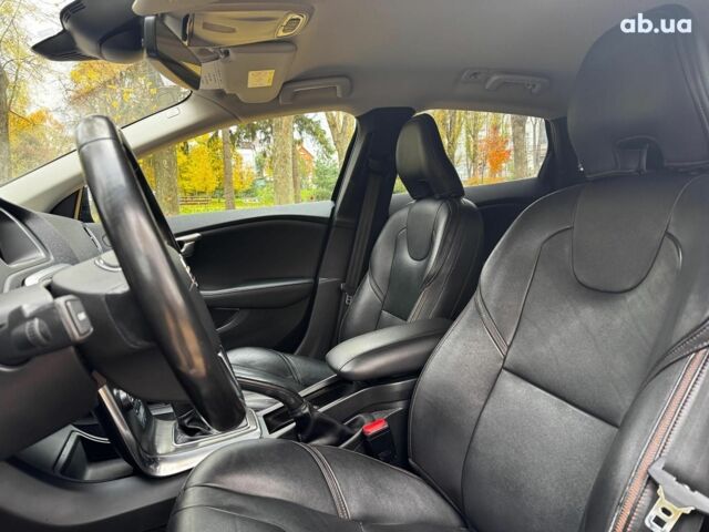 Вольво V40 2015 у Києві на Automoto.ua Чорний Вольво V40, об'ємом двигуна 2 л та пробігом 265 тис. км за 15490 $, фото 16 на Automoto.ua