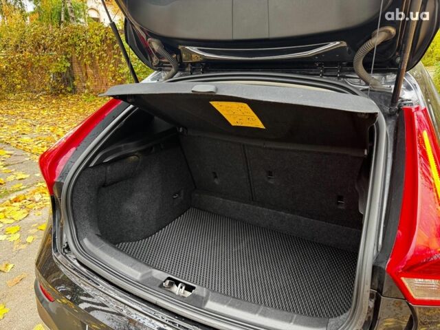 Вольво V40 2015 у Києві на Automoto.ua Чорний Вольво V40, об'ємом двигуна 2 л та пробігом 265 тис. км за 15490 $, фото 26 на Automoto.ua