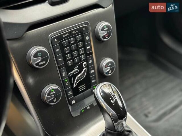 Вольво В40 2015 в Киеве на Automoto.ua Черный Вольво В40, объемом двигателя 2 л и пробегом 265 тыс. км за 15490 $, фото 16 на Automoto.ua