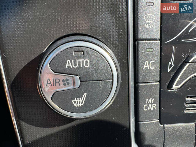 Чорний Вольво V40, об'ємом двигуна 1.97 л та пробігом 205 тис. км за 10999 $, фото 47 на Automoto.ua