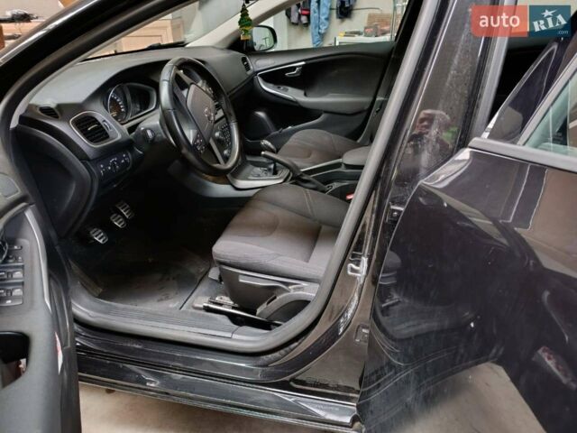 Черный Вольво В40, объемом двигателя 2 л и пробегом 220 тыс. км за 14502 $, фото 6 на Automoto.ua