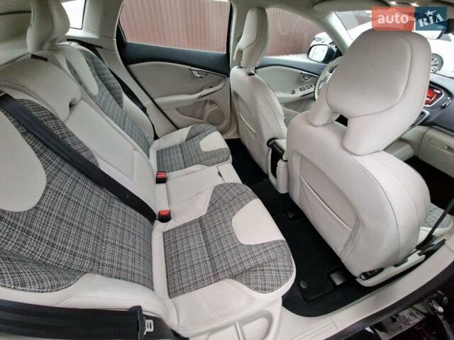Чорний Вольво V40, об'ємом двигуна 1.97 л та пробігом 220 тис. км за 14500 $, фото 34 на Automoto.ua