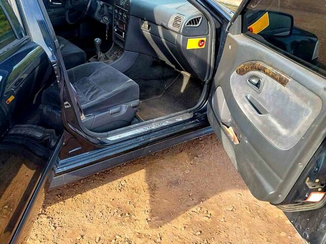 Чорний Вольво V40, об'ємом двигуна 1.8 л та пробігом 315 тис. км за 3800 $, фото 4 на Automoto.ua