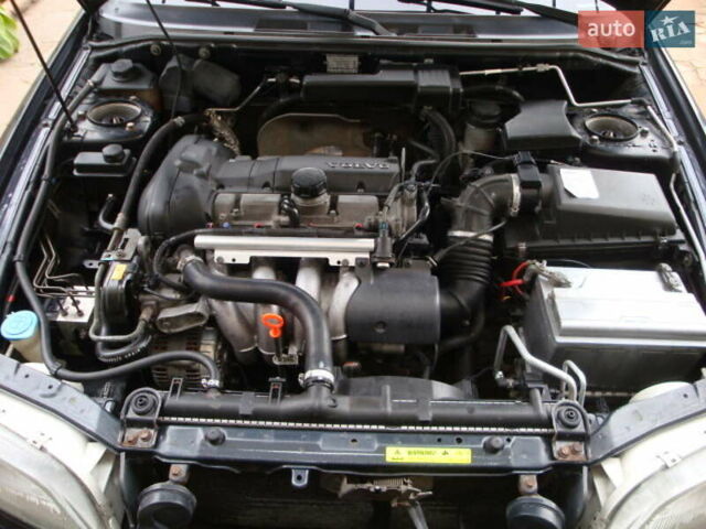 Черный Вольво В40, объемом двигателя 1.8 л и пробегом 219 тыс. км за 3600 $, фото 8 на Automoto.ua