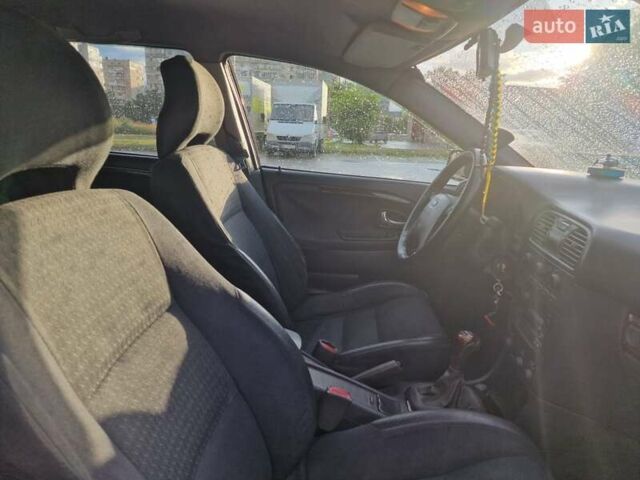Черный Вольво В40, объемом двигателя 1.95 л и пробегом 427 тыс. км за 3900 $, фото 7 на Automoto.ua