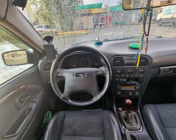 Черный Вольво В40, объемом двигателя 1.95 л и пробегом 427 тыс. км за 3900 $, фото 1 на Automoto.ua