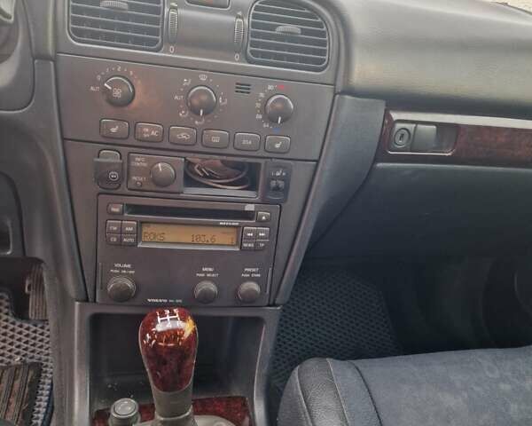 Черный Вольво В40, объемом двигателя 1.95 л и пробегом 427 тыс. км за 3900 $, фото 4 на Automoto.ua