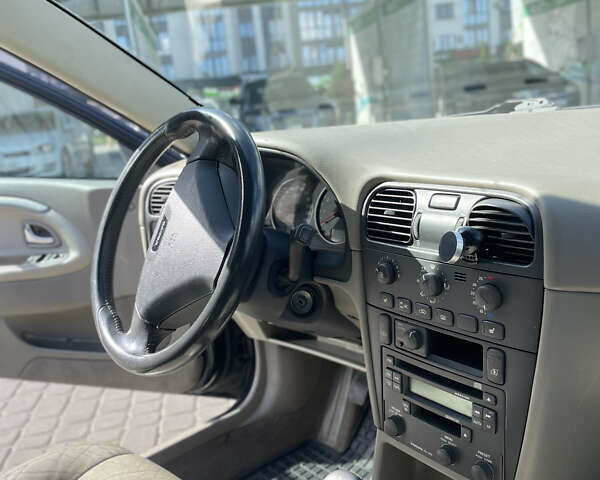 Черный Вольво В40, объемом двигателя 1.8 л и пробегом 275 тыс. км за 3800 $, фото 9 на Automoto.ua