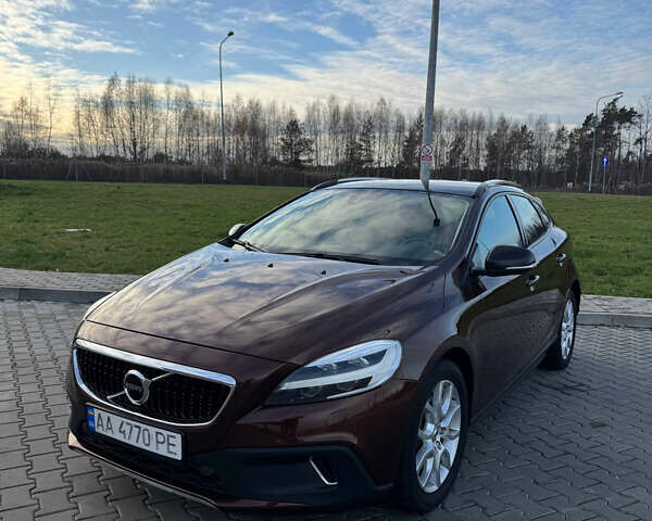 Коричневый Вольво В40, объемом двигателя 1.97 л и пробегом 85 тыс. км за 15999 $, фото 1 на Automoto.ua