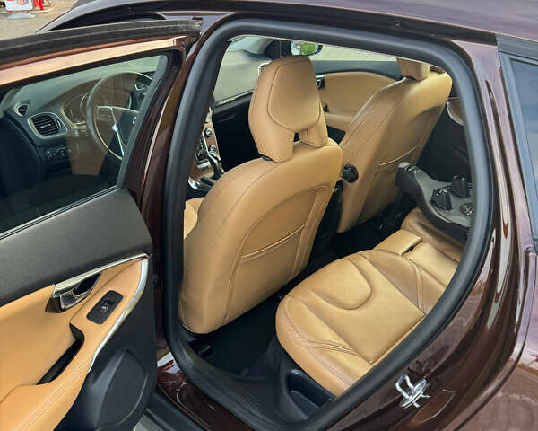 Коричневый Вольво В40, объемом двигателя 1.97 л и пробегом 85 тыс. км за 15999 $, фото 8 на Automoto.ua