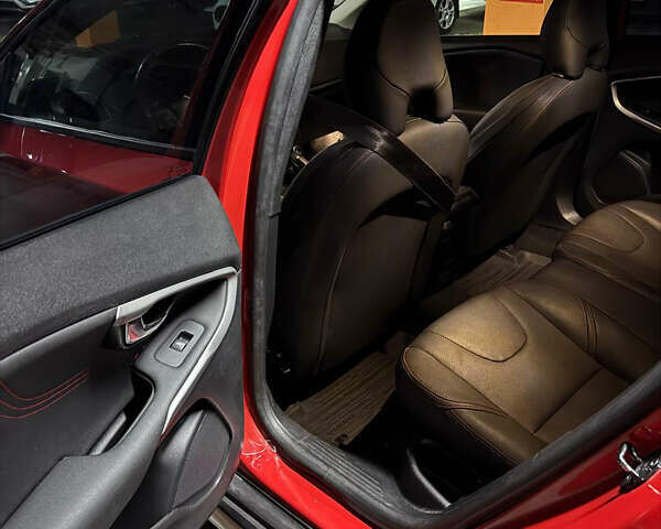 Червоний Вольво V40, об'ємом двигуна 1.6 л та пробігом 127 тис. км за 13500 $, фото 5 на Automoto.ua