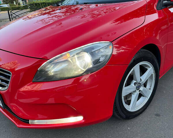 Червоний Вольво V40, об'ємом двигуна 1.56 л та пробігом 236 тис. км за 9000 $, фото 2 на Automoto.ua
