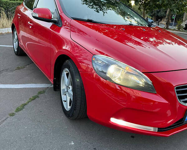 Червоний Вольво V40, об'ємом двигуна 1.56 л та пробігом 236 тис. км за 9000 $, фото 1 на Automoto.ua