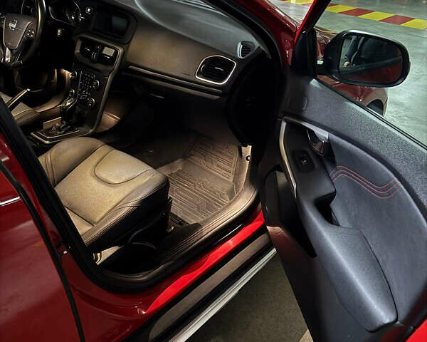 Червоний Вольво V40, об'ємом двигуна 1.6 л та пробігом 127 тис. км за 13500 $, фото 6 на Automoto.ua