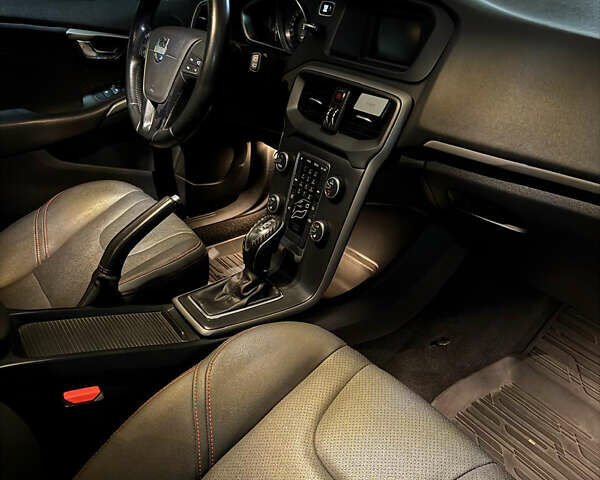 Червоний Вольво V40, об'ємом двигуна 1.6 л та пробігом 127 тис. км за 13500 $, фото 9 на Automoto.ua