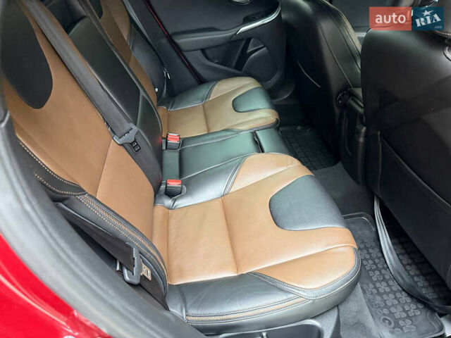 Червоний Вольво V40, об'ємом двигуна 2 л та пробігом 61 тис. км за 14900 $, фото 27 на Automoto.ua