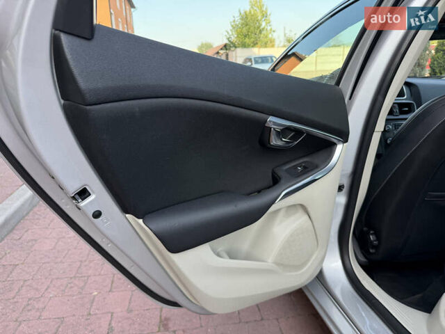 Сірий Вольво V40, об'ємом двигуна 1.56 л та пробігом 220 тис. км за 10699 $, фото 42 на Automoto.ua