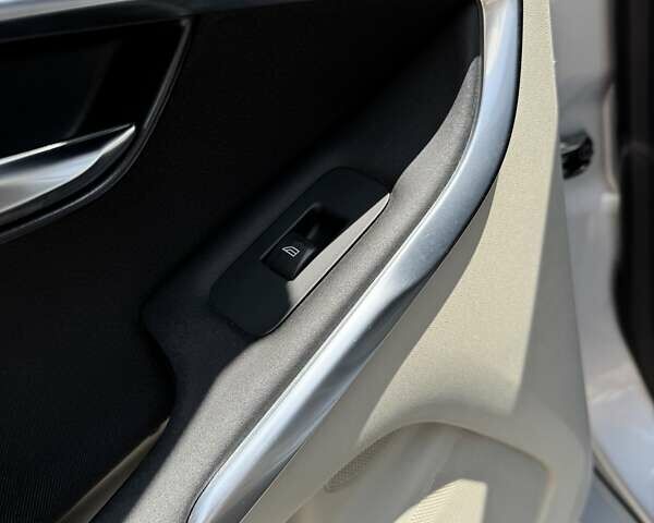 Серый Вольво В40, объемом двигателя 1.56 л и пробегом 220 тыс. км за 10750 $, фото 103 на Automoto.ua