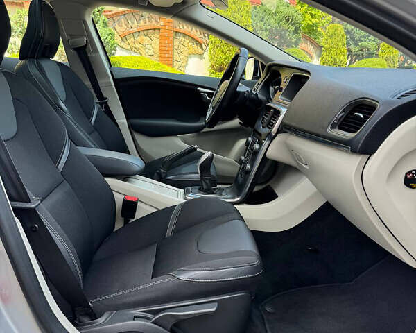 Серый Вольво В40, объемом двигателя 1.56 л и пробегом 220 тыс. км за 11000 $, фото 14 на Automoto.ua