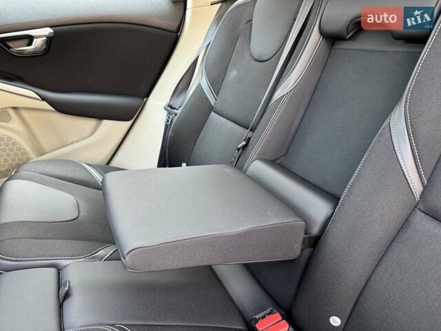 Серый Вольво В40, объемом двигателя 1.56 л и пробегом 220 тыс. км за 10750 $, фото 97 на Automoto.ua