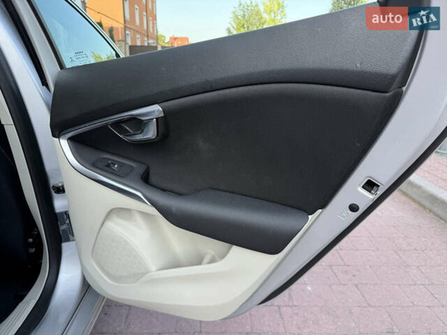 Сірий Вольво V40, об'ємом двигуна 1.56 л та пробігом 220 тис. км за 10699 $, фото 39 на Automoto.ua