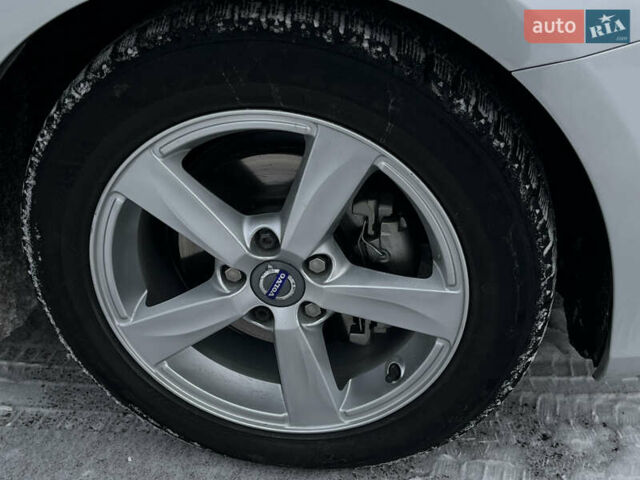 Сірий Вольво V40, об'ємом двигуна 1.56 л та пробігом 233 тис. км за 11200 $, фото 35 на Automoto.ua