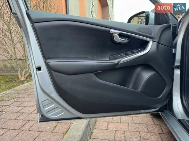 Серый Вольво В40, объемом двигателя 1.56 л и пробегом 209 тыс. км за 11750 $, фото 92 на Automoto.ua