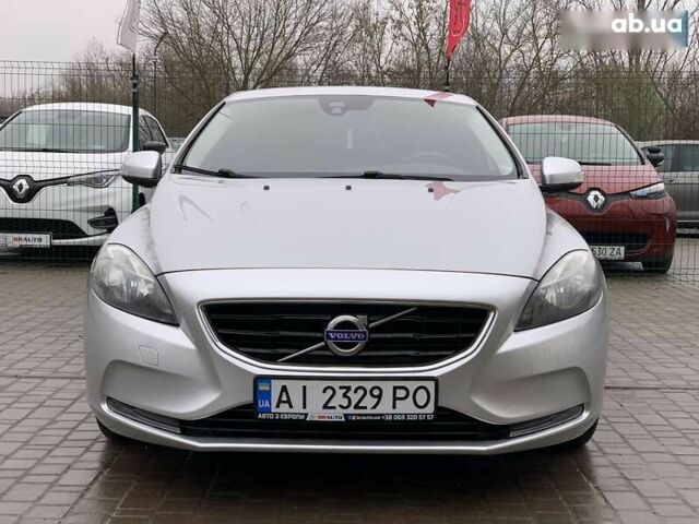 Серый Вольво В40, объемом двигателя 1.6 л и пробегом 272 тыс. км за 10000 $, фото 2 на Automoto.ua