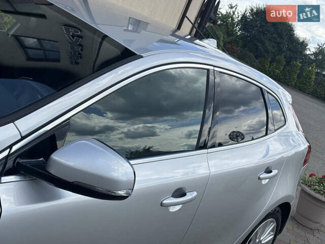 Сірий Вольво V40, об'ємом двигуна 1.6 л та пробігом 228 тис. км за 10990 $, фото 18 на Automoto.ua