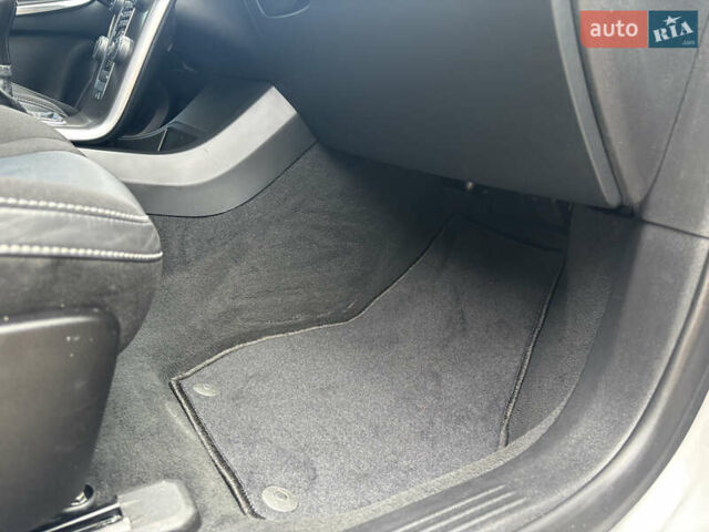 Сірий Вольво V40, об'ємом двигуна 1.6 л та пробігом 228 тис. км за 10990 $, фото 144 на Automoto.ua