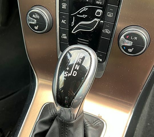Сірий Вольво V40, об'ємом двигуна 1.6 л та пробігом 105 тис. км за 21000 $, фото 4 на Automoto.ua