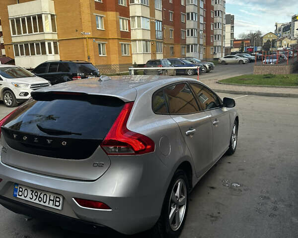 Серый Вольво В40, объемом двигателя 1.56 л и пробегом 195 тыс. км за 11000 $, фото 1 на Automoto.ua