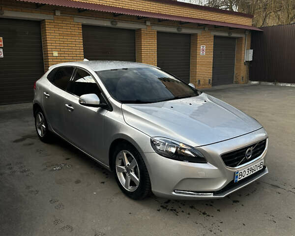 Серый Вольво В40, объемом двигателя 1.56 л и пробегом 195 тыс. км за 11000 $, фото 2 на Automoto.ua