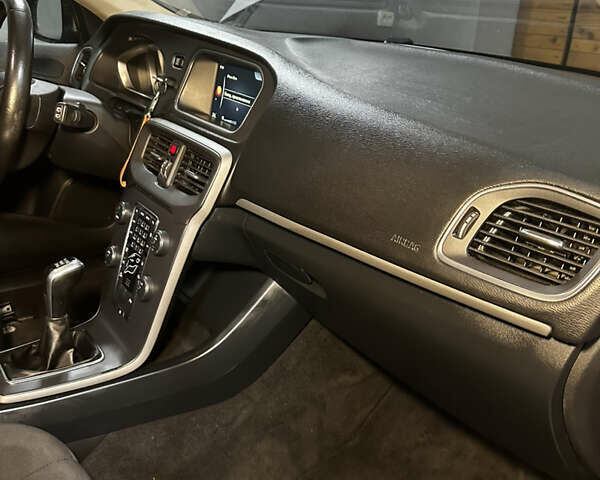 Серый Вольво В40, объемом двигателя 1.56 л и пробегом 195 тыс. км за 11000 $, фото 14 на Automoto.ua