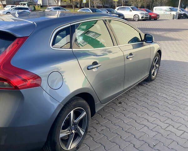 Серый Вольво В40, объемом двигателя 1.97 л и пробегом 230 тыс. км за 15000 $, фото 3 на Automoto.ua