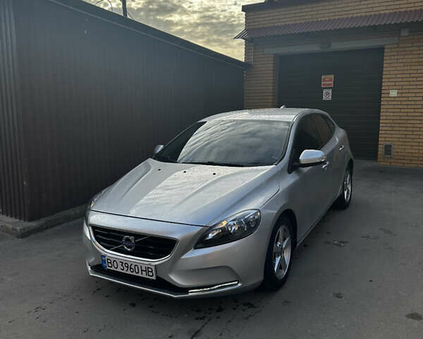 Серый Вольво В40, объемом двигателя 1.56 л и пробегом 195 тыс. км за 11000 $, фото 4 на Automoto.ua