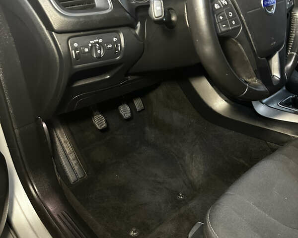 Серый Вольво В40, объемом двигателя 1.56 л и пробегом 195 тыс. км за 11000 $, фото 9 на Automoto.ua