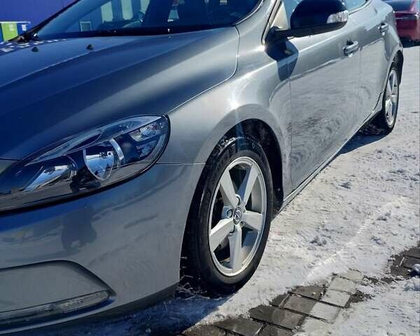 Сірий Вольво V40, об'ємом двигуна 1.56 л та пробігом 274 тис. км за 9400 $, фото 2 на Automoto.ua