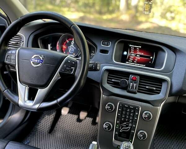 Сірий Вольво V40, об'ємом двигуна 2 л та пробігом 224 тис. км за 12950 $, фото 4 на Automoto.ua
