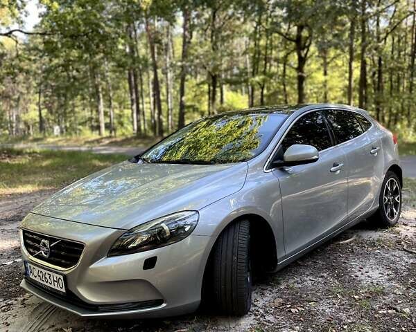 Сірий Вольво V40, об'ємом двигуна 2 л та пробігом 224 тис. км за 12950 $, фото 24 на Automoto.ua