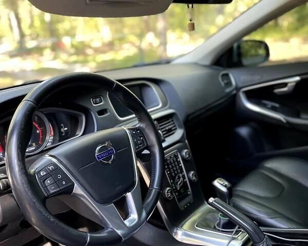 Сірий Вольво V40, об'ємом двигуна 2 л та пробігом 224 тис. км за 12950 $, фото 6 на Automoto.ua