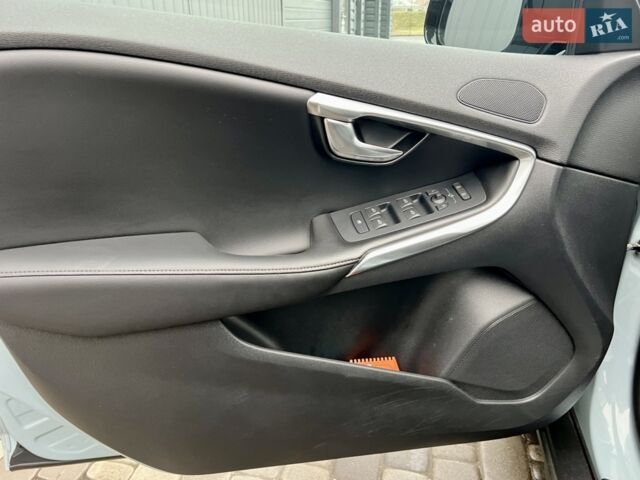 Сірий Вольво V40, об'ємом двигуна 2 л та пробігом 137 тис. км за 17900 $, фото 13 на Automoto.ua