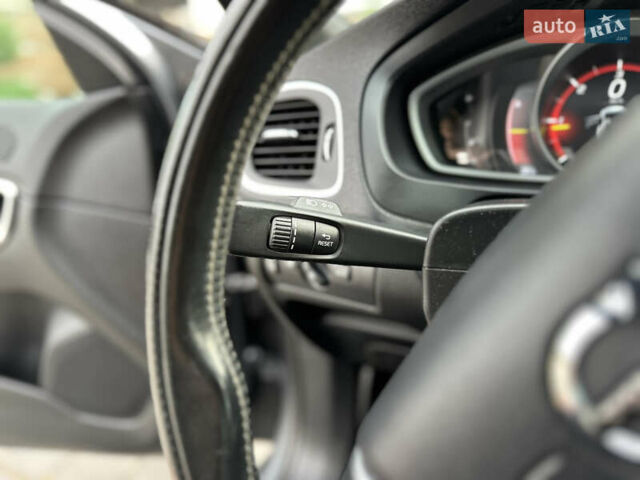 Сірий Вольво V40, об'ємом двигуна 2 л та пробігом 235 тис. км за 14400 $, фото 58 на Automoto.ua
