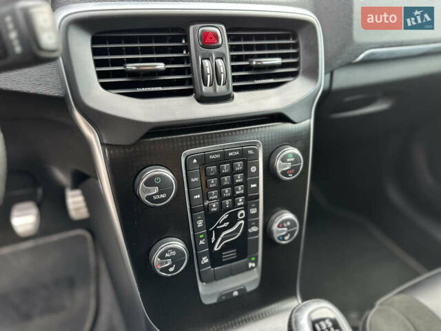 Сірий Вольво V40, об'ємом двигуна 2 л та пробігом 235 тис. км за 14400 $, фото 62 на Automoto.ua