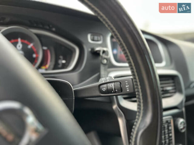 Сірий Вольво V40, об'ємом двигуна 2 л та пробігом 235 тис. км за 14400 $, фото 59 на Automoto.ua