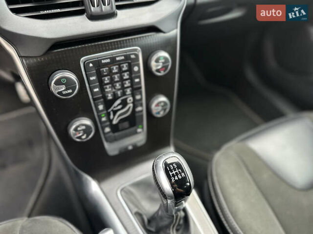Сірий Вольво V40, об'ємом двигуна 2 л та пробігом 235 тис. км за 14400 $, фото 64 на Automoto.ua