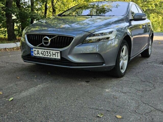 Сірий Вольво V40, об'ємом двигуна 2 л та пробігом 200 тис. км за 15000 $, фото 1 на Automoto.ua